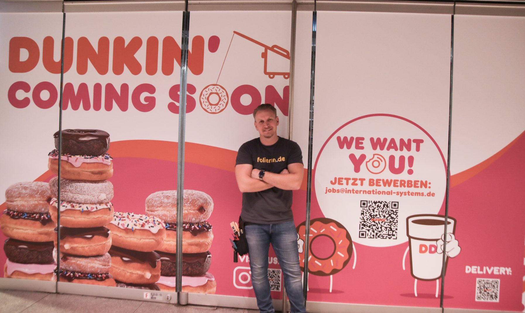 Schaufensterbeklebung Dunkin’ Coming Soon mit Mitarbeiter von folieren.de
